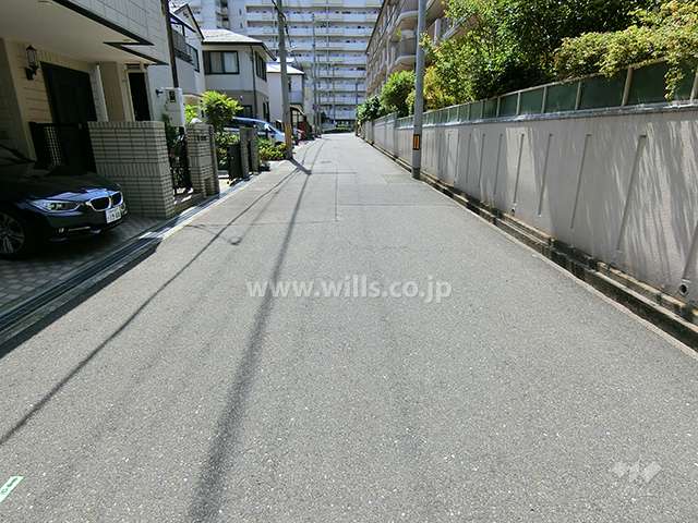 敷地南側の前面道路（東側から）