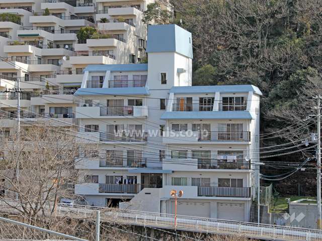 六甲ロイヤルの遠景(西側の六甲川対岸から)