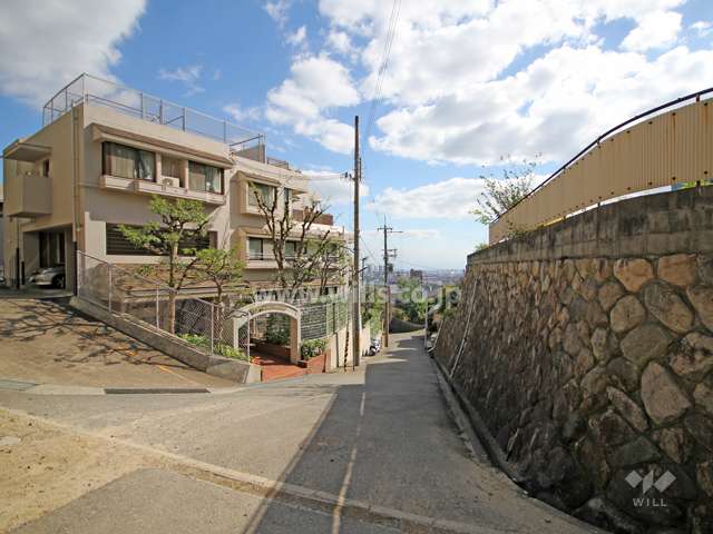 敷地西側の前面道路