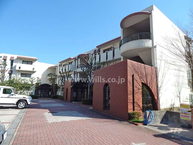 建物は低層3階建てです。
