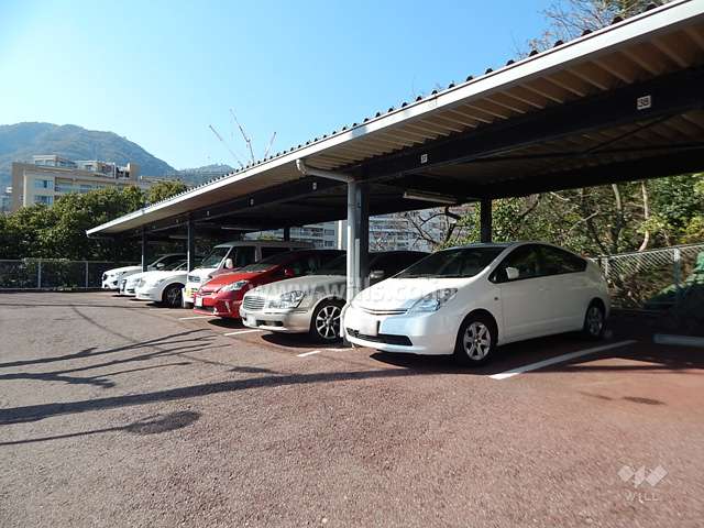 敷地入口付近にある敷地内駐車場（ルーフ付き）
