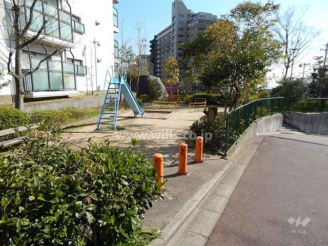 敷地に隣接して小さな公園があります。