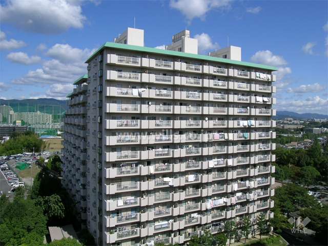 朝日プラザ千里Ｂ棟の外観（南西側から）