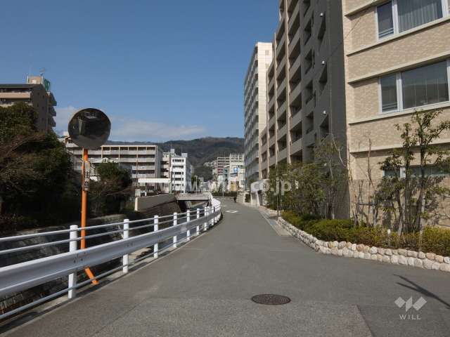 敷地西側の前面道路