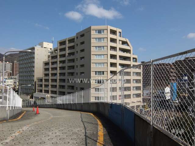 ザ・本山プレミアムの遠景。周辺は住宅の他、店舗や事務所などが混在ずる街です。