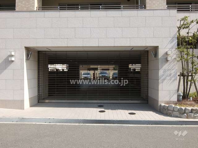 駐車場出入り口（ロボットゲート付き）
