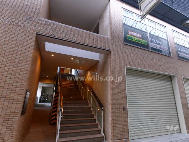 エントランスアプローチ。エントランスは2階にあります。