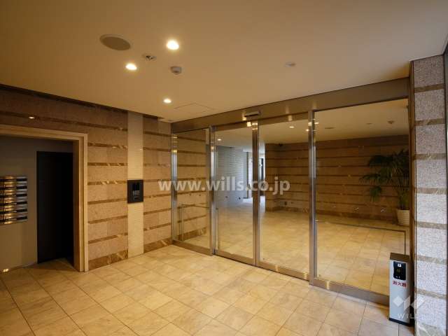 エントランスはオートロック付きです。