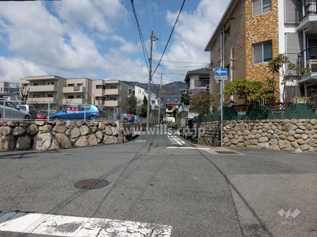 敷地西側の前面道路
