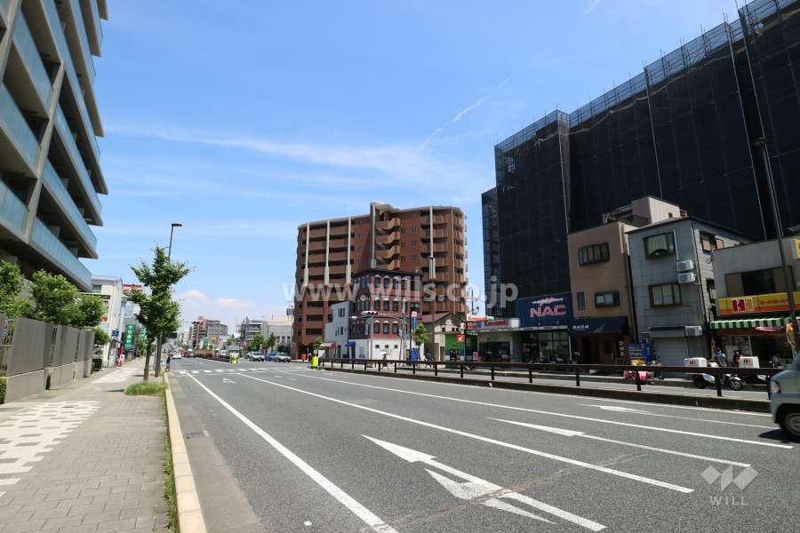 敷地南側の前面道路。国道2号線に面しています。