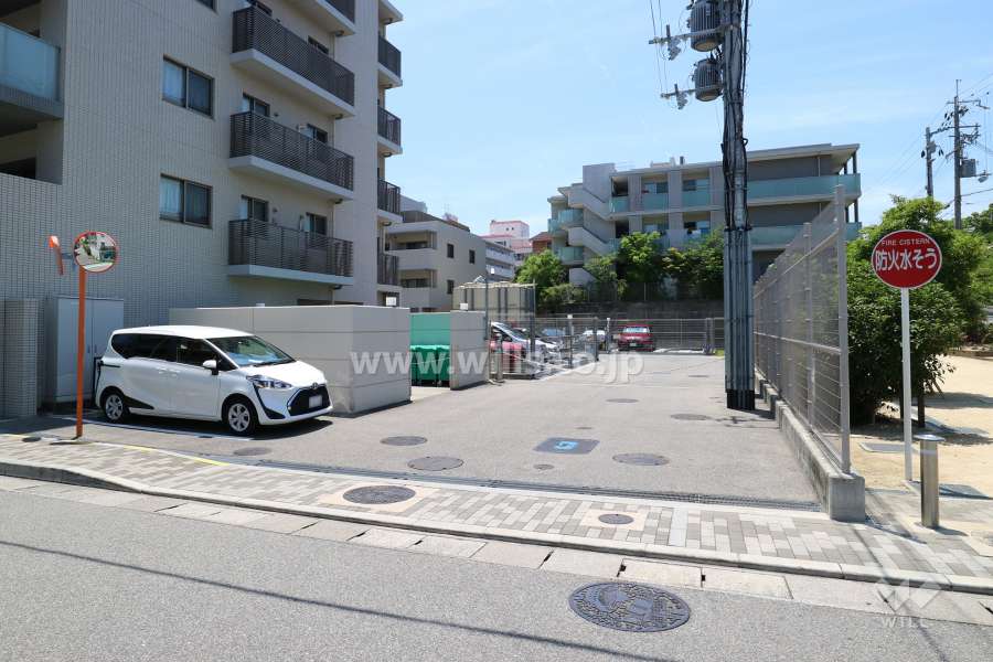 駐車場出入り口（ロボットゲート付き）
