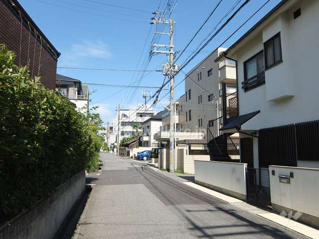敷地北側の前面道路