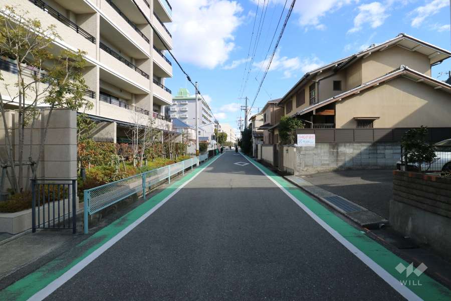 敷地南側の前面道路（西側から）