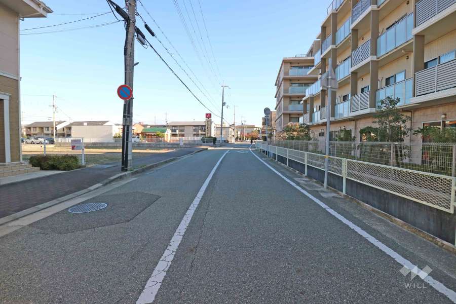 敷地北西側の前面道路（南西側から）