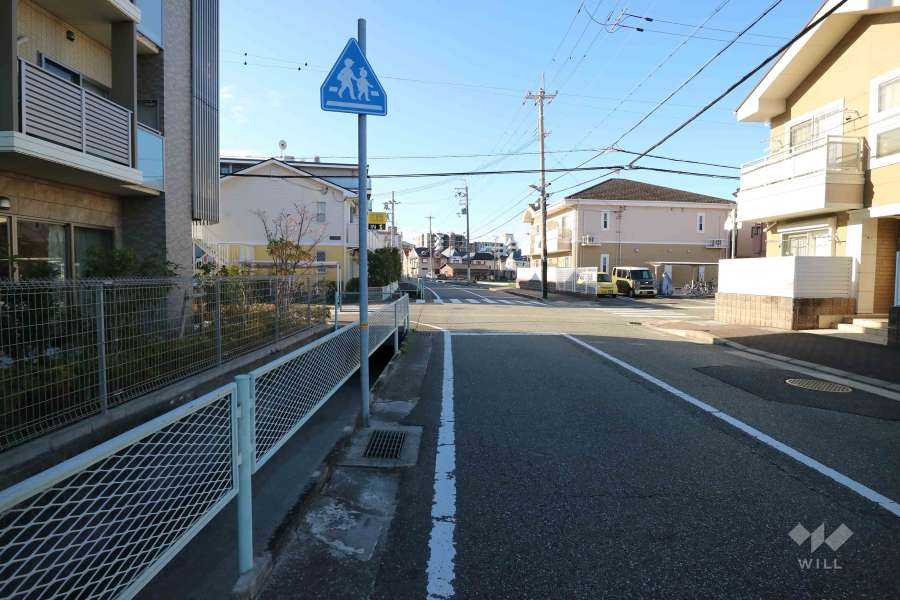 敷地北西側の前面道路（北側から）
