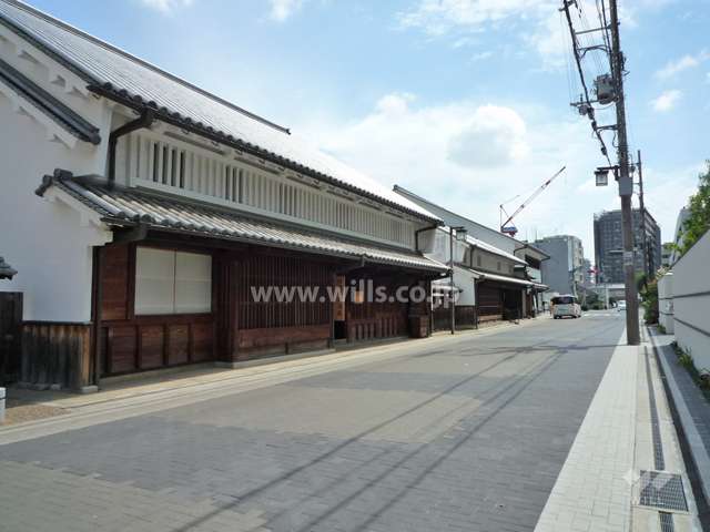 周辺は酒蔵が多く並ぶ歴史を感じさせる町並みです。