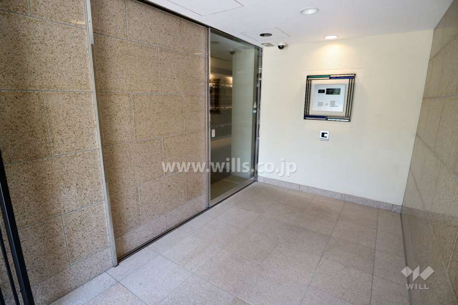 エントランスはオートロック付きです。