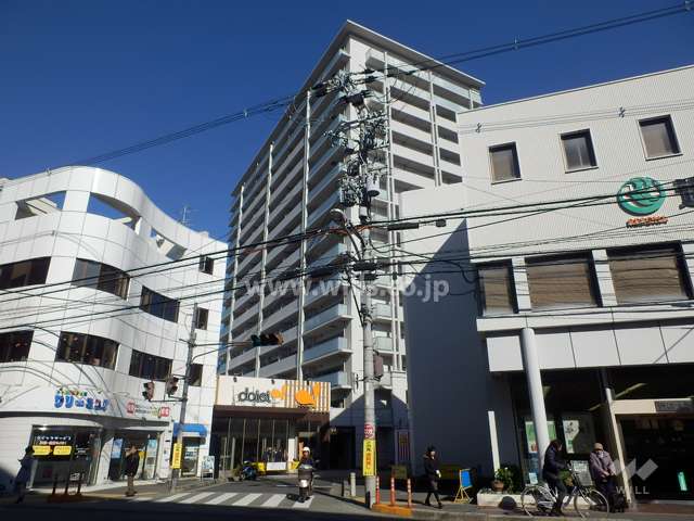ローレルコート豊中の遠景。周辺は駅前の商業地です。