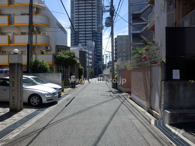 敷地南側の前面道路（東側から）