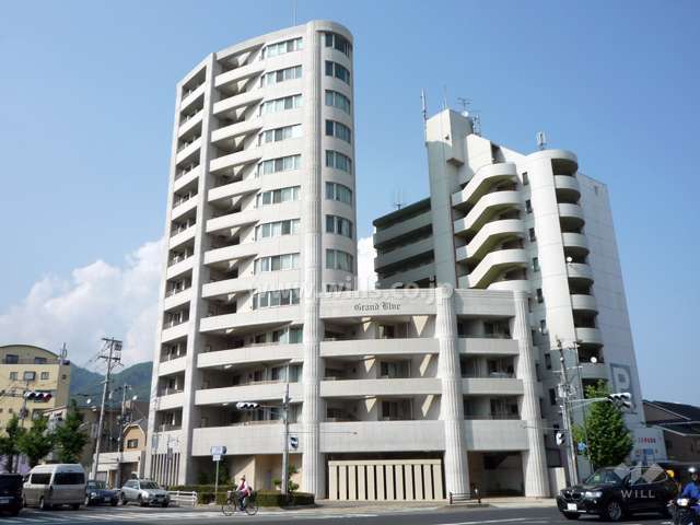 グラン・ブルー神戸本山の外観（南西側から）