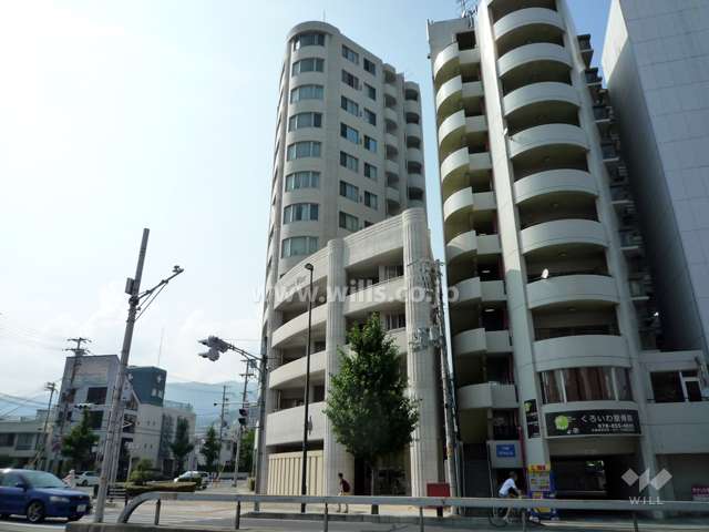 グラン・ブルー神戸本山の外観（南側から）