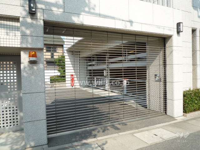 敷地内駐車場入り口（リングシャッター付き）