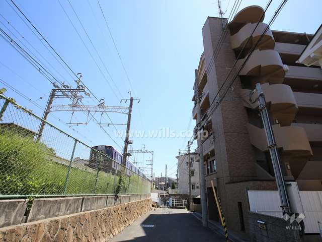 敷地北側には道を挟んで阪急神戸線が走っています。