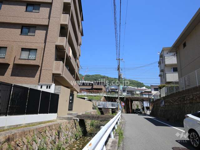 敷地東側には水路、道路があります。