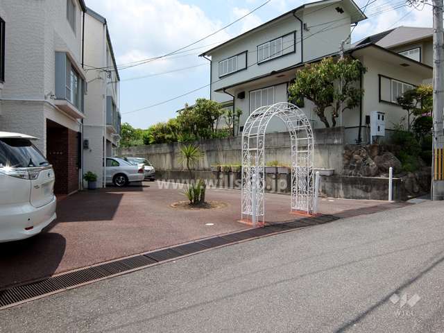 敷地入り口にアーチが設置されています。