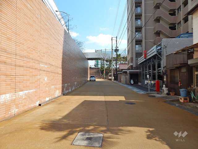 敷地北側の前面道路。道を挟んで北側には国道43号線、阪神高速3号神戸線が走っています。