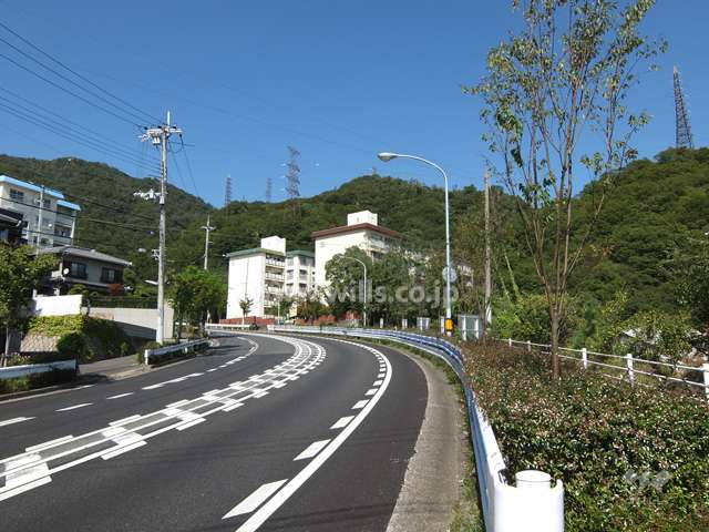 鶴甲コーポ35号館の遠景（南西側から）