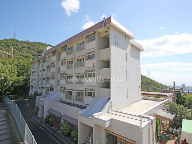 鶴甲コーポ37号館(北西側の歩道橋から)