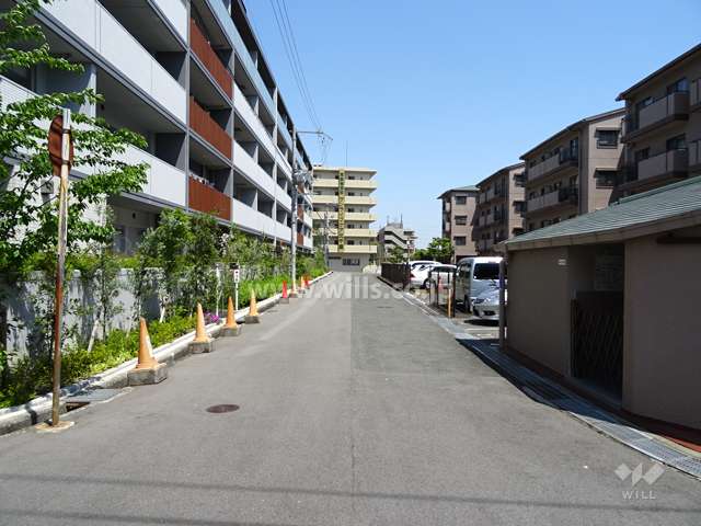 敷地南側の前面道路（西側から）