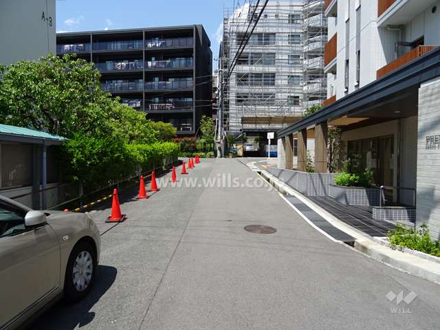 敷地西側の前面道路（南側から）