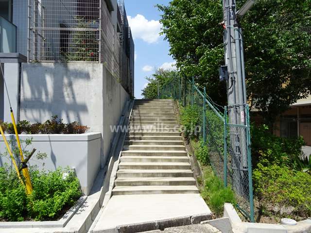 敷地東側には通路があります。