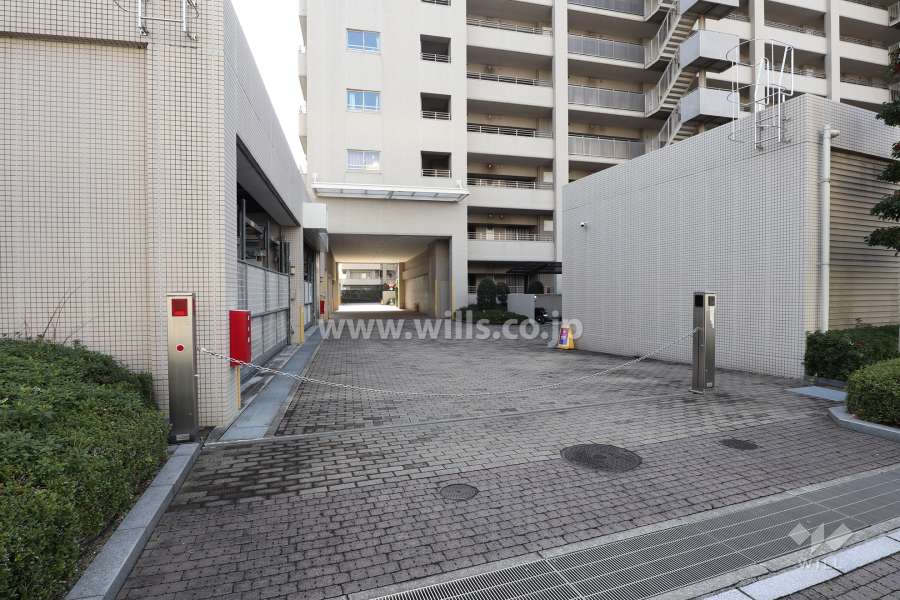 駐車場出入り口（ロボットゲート付き）