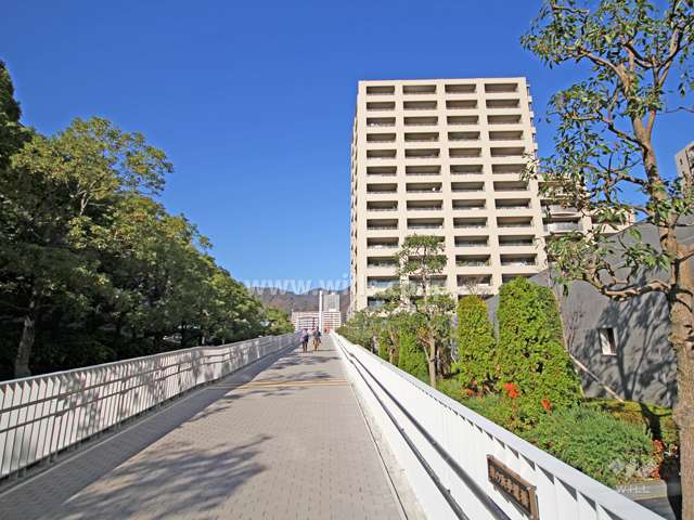 敷地西側の灘の浜歩道橋