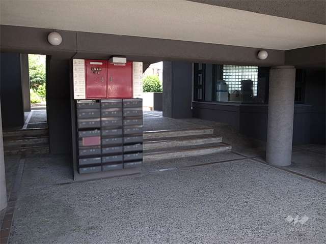 建物中央にあるピロティ。