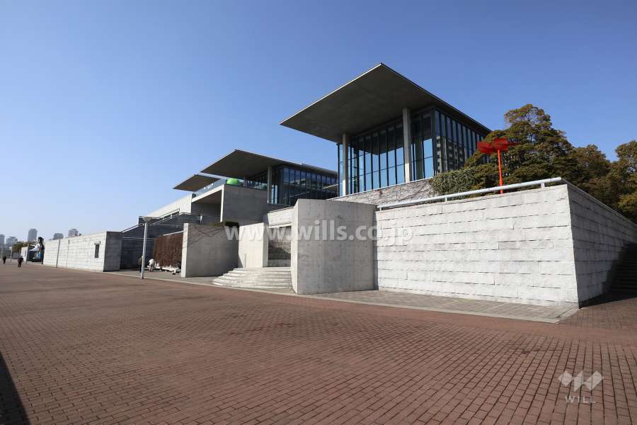 マンションの西側には「兵庫県立美術館・芸術の館」があります。