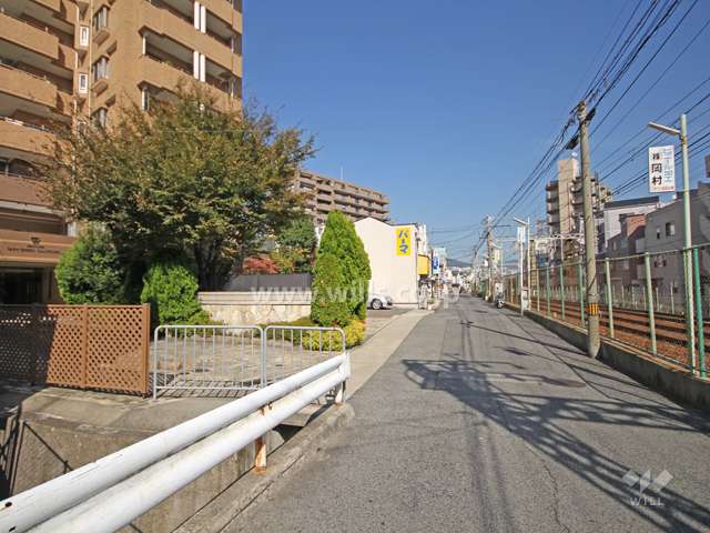 敷地南側の前面道路。道を挟んで阪急神戸線が走っています。