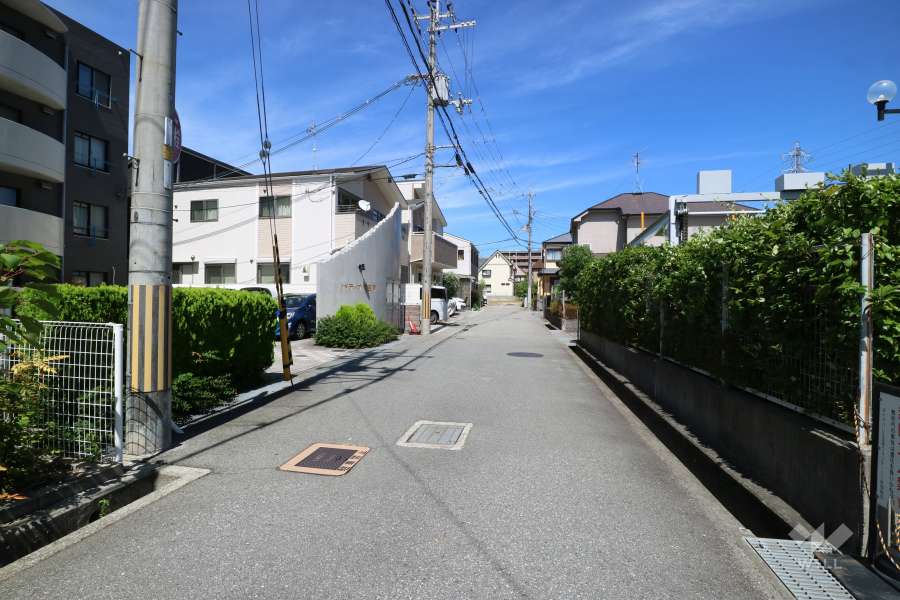敷地南側の前面道路