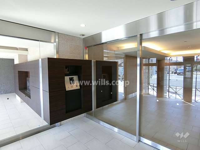 エントランスはオートロック付きです。