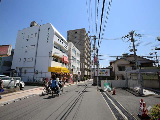ミラージュパレス豊中服部天神の遠景。周辺は駅前の商業地です。