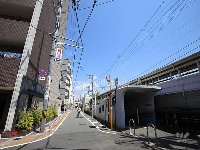 敷地東側の前面道路。道を挟んで服部天神駅があります。