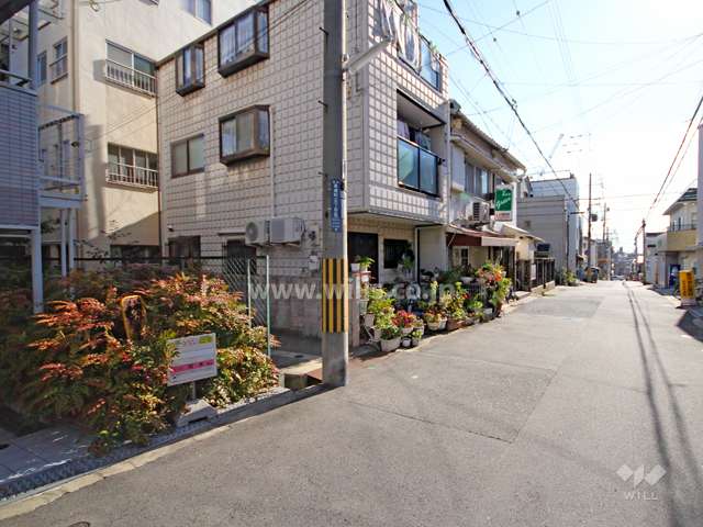 敷地西側の前面道路