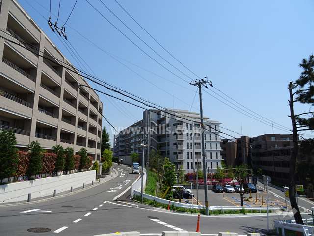 ローレルコート千里山の遠景。周辺は、主にマンションが建ち並ぶ閑静な住宅地です。