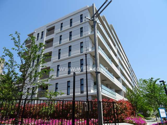 ローレルコート千里山の外観（南側から）