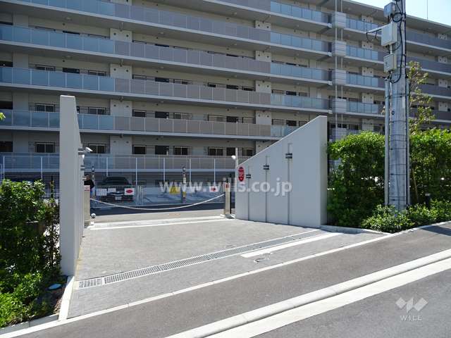 駐車場出入り口（ロボットゲート付き）