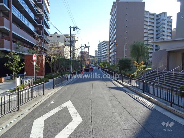物件の西側前面道路（北側から）