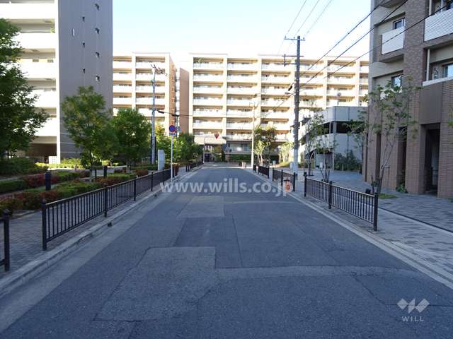 物件の西側前面道路（南側から）